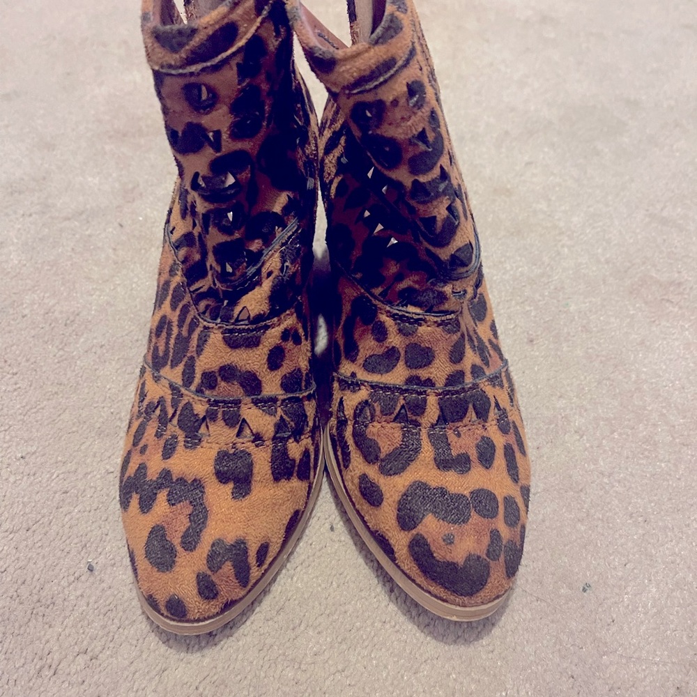 Wild G boutique leopard booties size 6